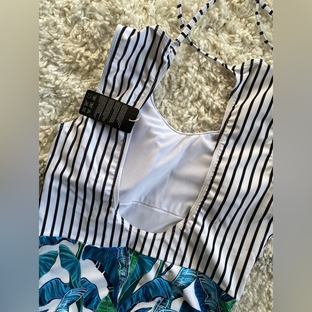Women’s black striped tropical leafy one piece swimsuit size medium NWT - Picture 6 of 7